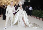 <p>Cardi B asistió a su primera gala con un elaborado diseño de pedrería y joyas de Moschino que incluyó un tocado de cabeza. El diseñador Jeremy Scott se vistió en coordinación.<br>REUTERS/Carlo Allegri </p>