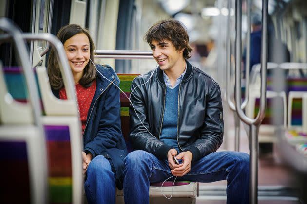 Suzanne Jouannet (Mila) et Ben Attal (Alexandre Farel) dans le métro parisien.  (Photo: Copyright Jérôme Prébois / 2021 CURIOSA FILMS – FILMS SOUS INFLUENCE - GAUMONT – FRANCE 2 CINÉMA)