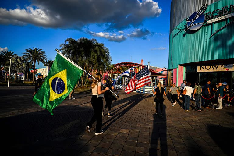 Simpatizantes del expresidente brasileño Jair Bolsonaro llegan para escucharlo hablar en un evento en Dezerland Park en Orlando, Florida, el 31 de enero de 2023