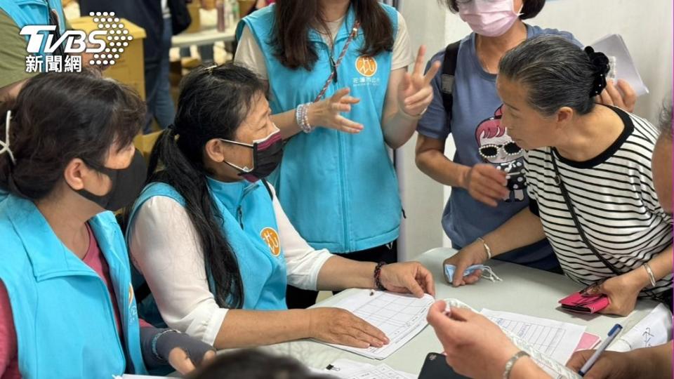 受災民眾到服務處登記狀況。（圖／林雅婷攝）