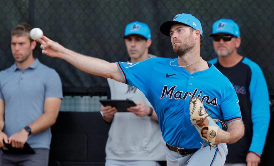 El relevista de los Marlins Anthony Bender lanza en una práctica en la pretemporada, el 15 de febrero de 2024 en Jupiter, Florida.