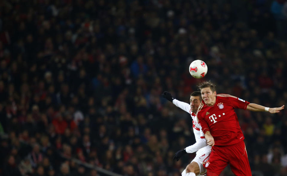 Bastian Schweinsteiger (R) of Bayern Munich challenges Vedad Ibisevic of VfB Stuttgart during their German first division Bundesliga soccer match in Stuttgart, January 27, 2013. REUTERS/Kai Pfaffenbach (GERMANY - Tags: SPORT SOCCER) DFL RULES TO LIMIT THE ONLINE USAGE DURING MATCH TIME TO 15 PICTURES PER GAME. IMAGE SEQUENCES TO SIMULATE VIDEO IS NOT ALLOWED AT ANY TIME. FOR FURTHER QUERIES PLEASE CONTACT DFL DIRECTLY AT 49 69 650050 - RTR3D1RW