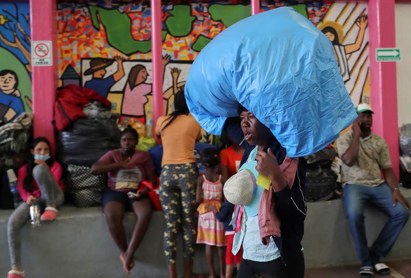 FOTO DE ARCHIVO. Migrantes, en su mayoría de Haití, descansan en el albergue Cafemin mientras esperan un permiso que les permitiría continuar su viaje hacia la frontera entre México y Estados Unidos, en Ciudad de México, México