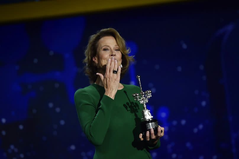 Sigourney Weaver recogiendo el Premio Donostia en el Festival de San Sebastián, año 2016