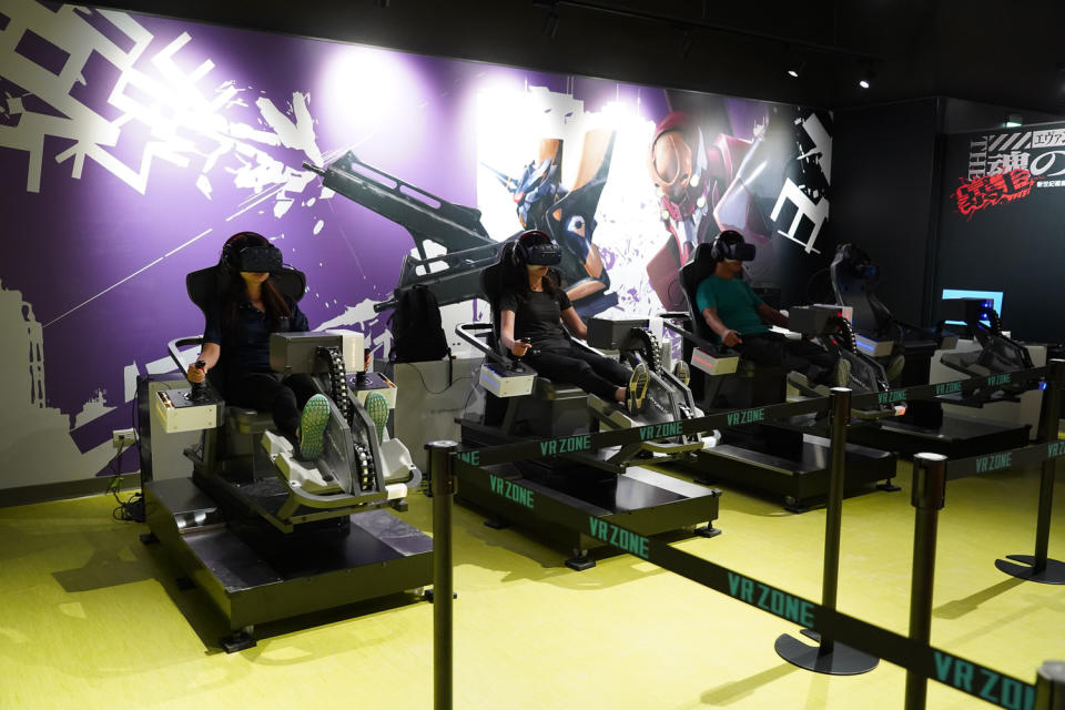 宏匯廣場VR_ZONE_New_Taipei是擁有新世紀福音戰士、馬利歐賽車等全球高人氣黃金級 IP的虛擬實境遊樂園。    圖：新北市經發局提供