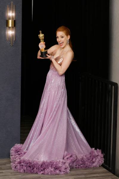 jessica-chastain-oscar-win-tammy-faye-gucci-dress