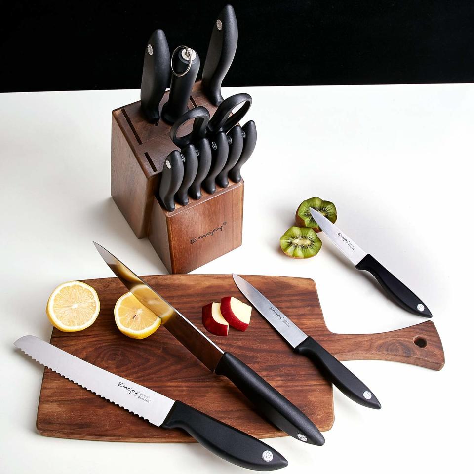 Emojoy 15-Piece Knife Set. (Photo: Amazon)