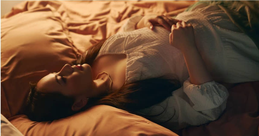 王詩安睽違兩年正式發行全新單曲〈Bedroom〉，MV以臥室和森林作為主要場景。（ RCA提供）