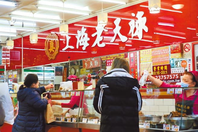 「上海老天祿」成都路店面，敗訴消息傳出後仍有不少顧客到場選購商品。（黃世麒攝）