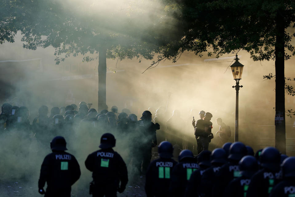 Riot police clash with G-20 protesters in Hamburg, Germany