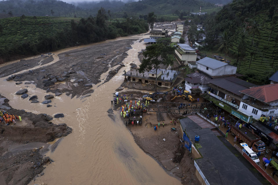 Soldados del ejército de India instalan un puente prefabricado en un río dentro del operativo de búsqueda y rescate luego de los aludes registrados en Chooralmala, en el distrito de Wayanad, en el estado de Kerala, India, el 31 de julio de 2024. (AP Foto/Rafiq Maqbool)