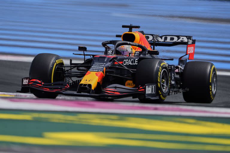 Max Verstappen acelera su Red Bull en el autódromo de Paul Ricard, durante una de las prácticas del Gran Premio de Fórmula 1.