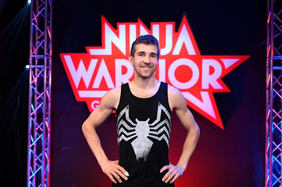 Kann ein Name Omen sein? Letztes Jahr schien es für Richard Pech (30) so. In der ersten Schweizer "Ninja Warrior"-Staffel brach er sich nämlich beim Aufwärmen den Fuß - und kletterte trotzdem noch die Wand empor! Für sein Deutschland-Debüt wählte er als T-Shirt-Maskottchen die Spinne. War "Spider-Man" für den Parcours stark genug? (Bild: TVNOW / Markus Hertrich)