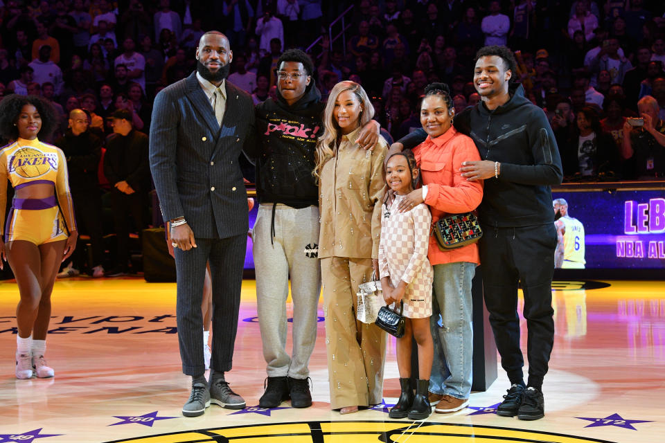 LeBron James（圖左起）與二兒子Bryce James、太太Savannah James、小女兒Zhuri James、媽媽Gloria Marie James以及大兒子Bronny James。Photo by Allen Berezovsky/Getty Images）