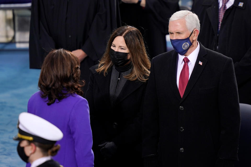 El exvicepresidente Pence y su esposa Karen conversan con Kamala Harris