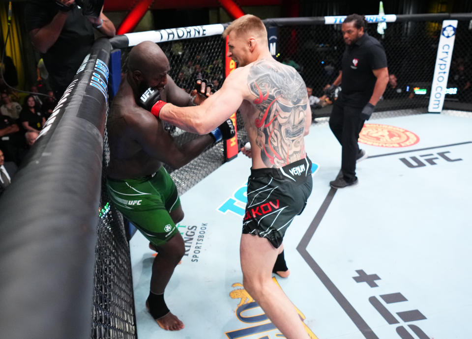 LAS VEGAS, NEVADA - 04 DE JUNIO: (RL) Alexander Volkov de Rusia golpea a Jairzinho Rozenstruik de Surinam en una pelea de peso pesado durante el evento UFC Fight Night en UFC APEX el 04 de junio de 2022 en Las Vegas, Nevada.  (Foto por Chris Unger/Zuffa LLC)