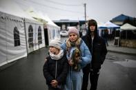 L'Ukrainienne Iryna Ustyanska et ses enfants viennent de franchir la frontière entre l'Ukraine et la Roumanie pour la deuxième fois, ici au point de passage de Sighetu Marmatiei le 10 avril 2022 (AFP/Christophe ARCHAMBAULT)