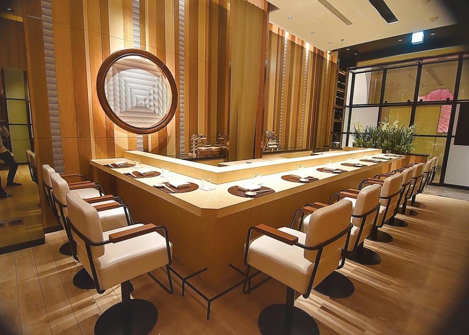 開在台北萬豪酒店內的〈KOUMA日本料理 小馬〉有兩個板前料理檯，大的可接待十位客人、小的可接待七位。圖／姚舜