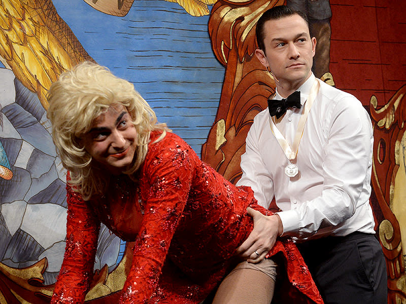 Joseph Gordon-Levitt Dresses as Robin and Makes Out with a Man in Drag During Harvard's Hasty Pudding Man of the Year Ceremony| Joseph Gordon-Levitt