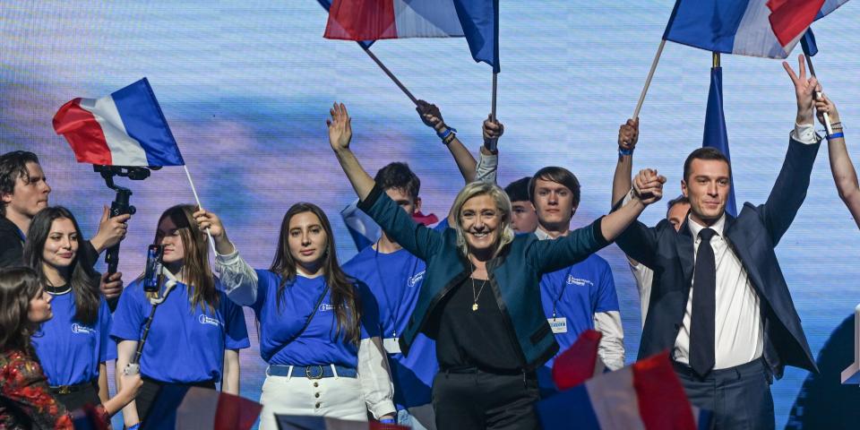 An der Seite der langjährigen Parteichefin Marine Le Pen, die in seine politischen Fähigkeiten vertraute, fing der heute 28-jährige Bardella früh an, politische Ämter zu übernehmen, wie das „ZDF“ berichtet. Mit nur 22 Jahren wurde er zu einem der Parteisprecher und Chef der Jugendorganisation des RN ernannt. Sein rascher Aufstieg setzte sich fort, als er mit 23 Jahren 2019 zum Spitzenkandidaten bei der Europawahl avancierte. Im November 2022 übernahm der Politiker dann mit 27 das Amt des RN-Vorsitzenden. Auf dem Bild sind Bardella (r.) und Le Pen (links neben ihm) bei einer Veranstaltung vor der Europawahl im Le Dôme de Paris - Palais des Sports am 02.06.2024 zu sehen.<span class="copyright">Artur Widak/NurPhoto via Getty Images</span>