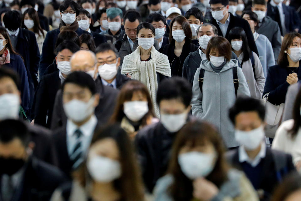 In Japan nähen sich immer mehr Menschen ihre Masken selbst (Bild: Reuters/Kim Kyung-Hoon)