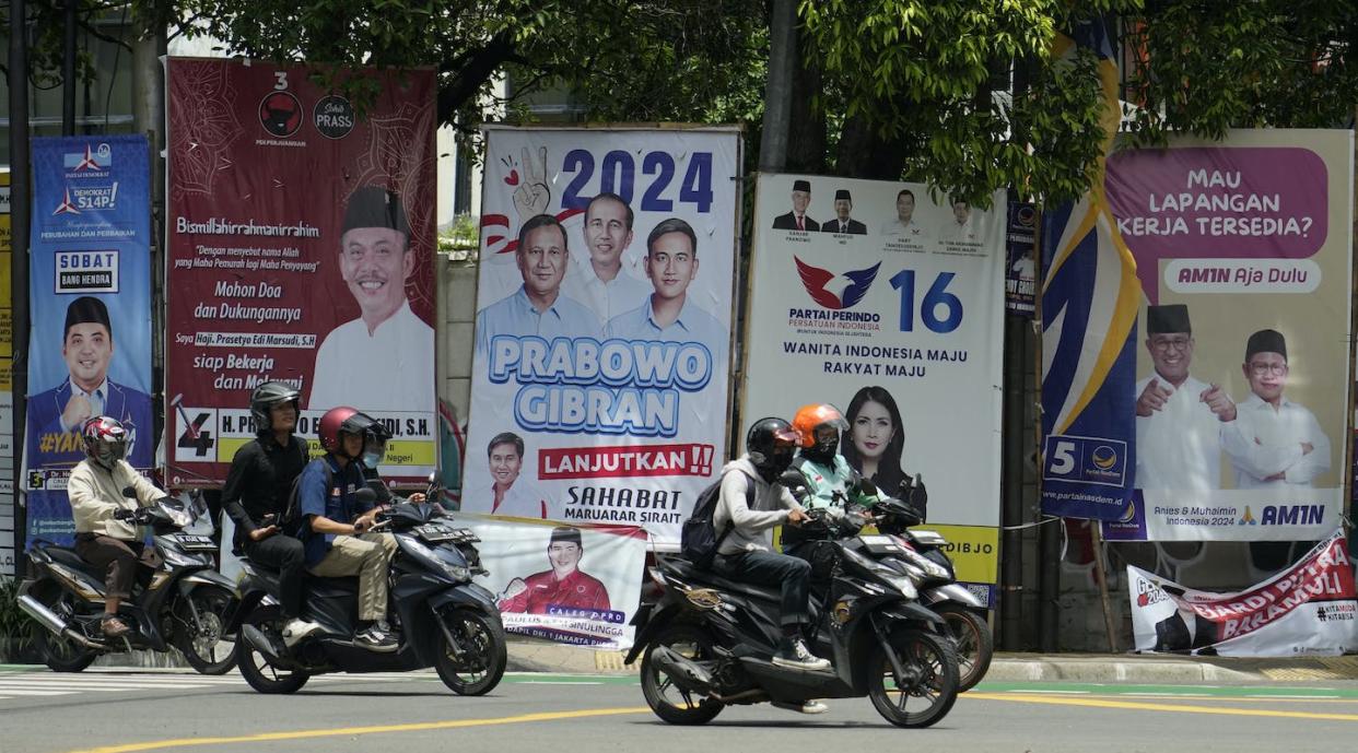 Gearing up for the election. <a href="https://newsroom.ap.org/detail/IndonesiaElection/058ccdda469046b4a05ab184f9fe9154/photo?Query=indonesia%20election&mediaType=photo&sortBy=arrivaldatetime:desc&dateRange=Anytime&totalCount=1572&currentItemNo=3" rel="nofollow noopener" target="_blank" data-ylk="slk:Achmad Ibrahim/Associated Press;elm:context_link;itc:0;sec:content-canvas" class="link ">Achmad Ibrahim/Associated Press</a>