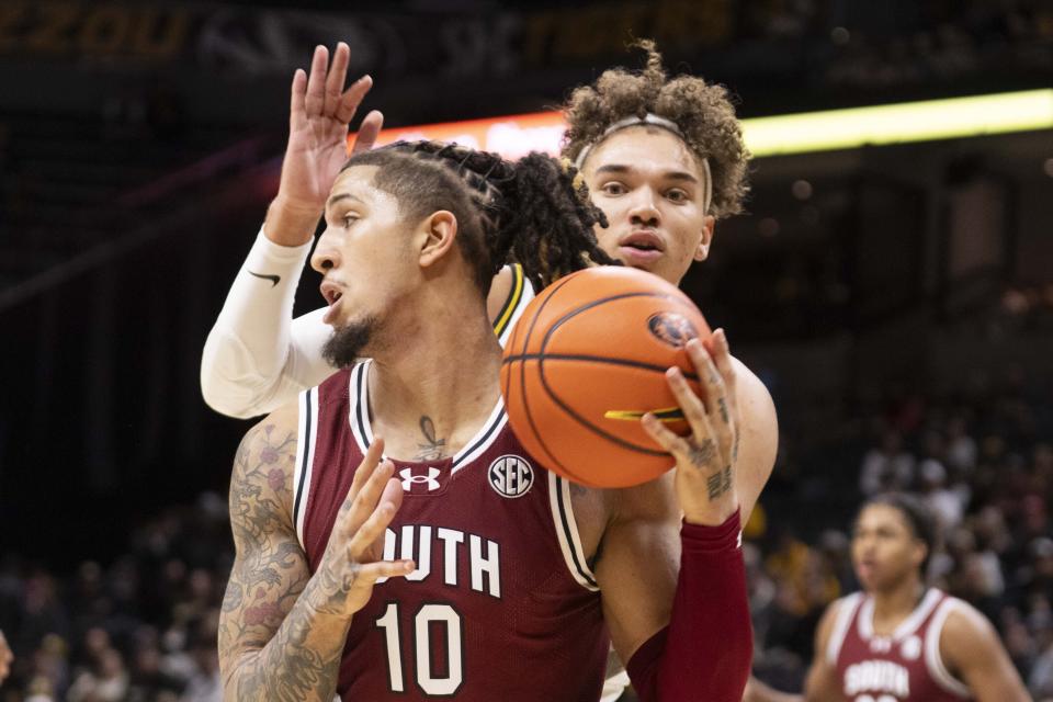 Missouri's Noah Carter, right, defends South Carolina's Myles Stute under the basket during the first half of an NCAA college basketball game Saturday, Jan. 13, 2024, in Columbia, Mo. (AP Photo/L.G. Patterson)