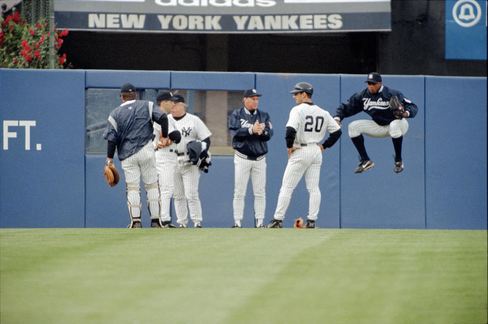 El lanzador de los Yankees de Nueva York, Orlando Hernández, conocido como “El Duque”, a la derecha, calienta junto al receptor Jorge Posada antes de un partido contra los Rays de Tampa Bay en el Yankee Stadium de Nueva York, el 3 de junio de 1998. (Chang W. Lee/The New York Times)