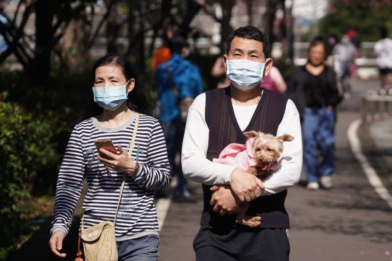 20210131-中央流行疫情指揮中心宣布秋冬防疫專案將持續，民眾出遊落實戴口罩防疫。（盧逸峰攝）