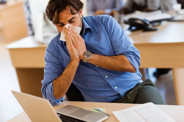 Puede que la razón de esa alergia o problemas respiratorios esté dentro de la oficina y no fuera. (Foto: Getty)