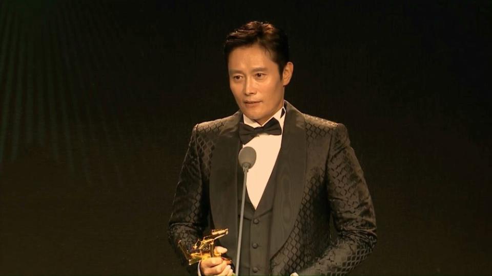 Lee Byung-hun makes acceptance speech at 2021 Asian Film Awards. - Credit: Asian Film Awards