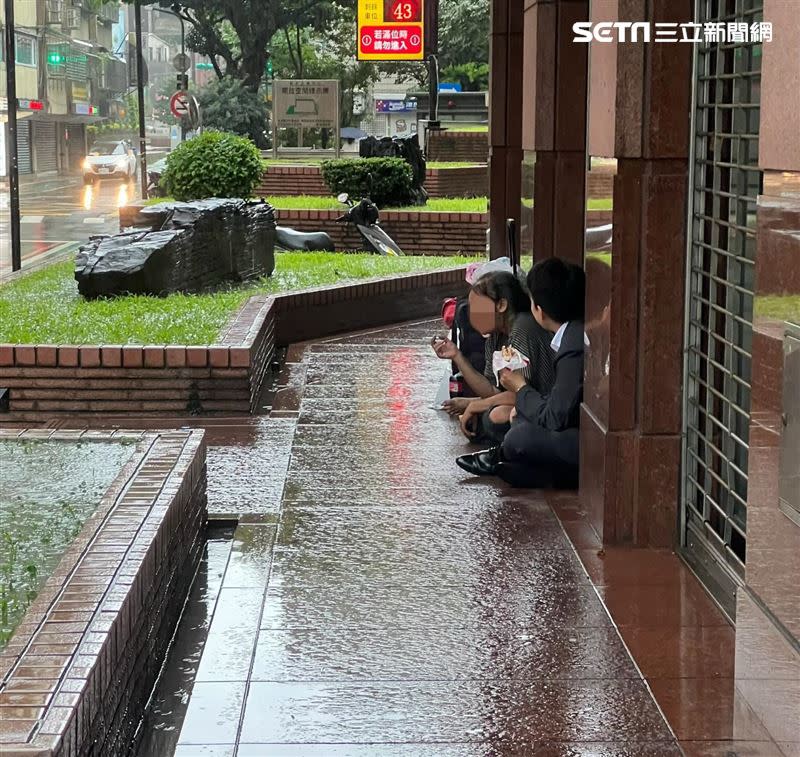 原PO看到一位年輕人，儘管下著大雨仍坐在地上，與遊民分享自己的午餐。（圖／原PO授權提供）