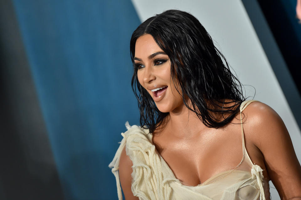 Kim Kardashian ist für ihre freizügigen Outfits bekannt, wie hier bei der Vanity Fair Oscar Party 2020. (Bild: Axelle/Bauer-Griffin/FilmMagic)