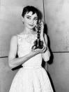 Lange bevor es Stylisten für den perfekten Auftritt auf dem roten Teppich gab, bewies Audrey Hepburn bereits aller Welt, dass ihr auch ohne fremde Hilfe in Sachen Style niemand etwas vormachen konnte. Auch für die Oscar-Verleihung im Jahr 1953 kleidete sie sich natürlich selbst ein. Was sie dafür aussuchte? Ein altes Kleid, das sie schon während ihres Rom-Urlaubes getragen hatte – allerdings ließ sie es von Hubert de Givenchy für den besonderen Anlass leicht ändern. (Bild-Copyright: SNAP/REX/Shutterstock)