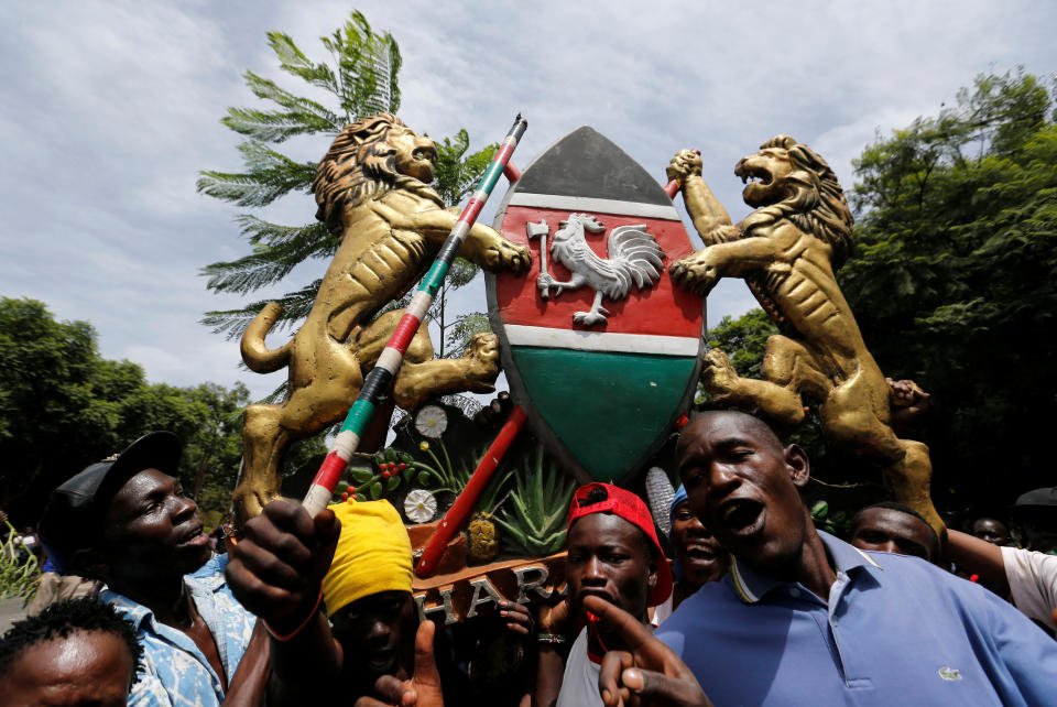 <p>Supporters of Kenyan opposition leader Raila Odinga of the National Super Alliance (NASA) coalition gesture ahead of his planned swearing-in ceremony as the president of the Peopleís Assembly in Nairobi, Kenya, Jan. 30, 2018. (Photo: Thomas Mukoya/Reuters) </p>