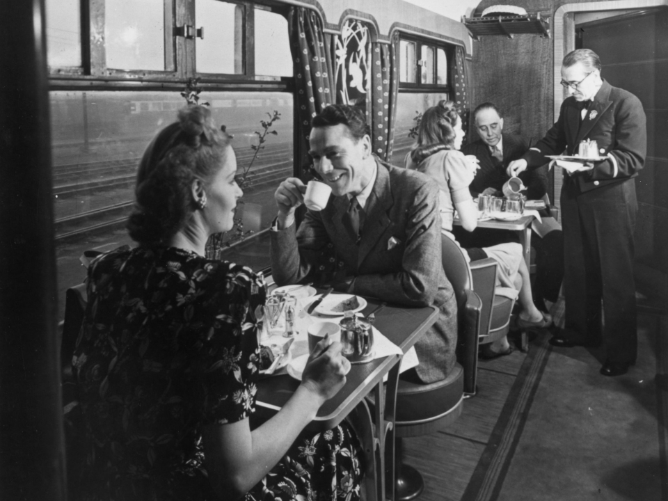 Gäste im Speisewagen einer ölgefeuerten GWR-Lokomotive (Great Western Railway) im Jahr 1946. - Copyright: Harrison /Topical Press Agency/Getty Images