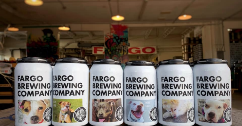 Die Fargo Brewing Company hat Tierheim-Hunde auf Bierdosen abgedruckt, um ihre Chance auf Adoption zu erhöhen. (Foto: Facebook/Fargo Brewing Company)