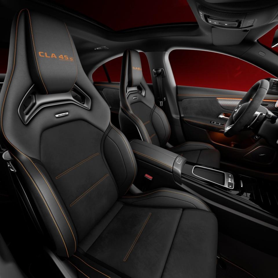 AMG系列除了五種低彩度配色外，還能選用首次推出的紅/黑配色。座椅材質也由100%回收材料製成。