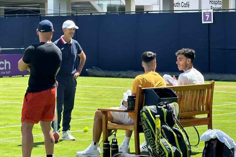 Francisco Cerúndolo y Carlos Alcaraz, aquí sentados en un banco, se entrenaron juntos en el ATP de Queen's, pese a que se enfrentarán oficialmente por la primera ronda del torneo, en pocas horas