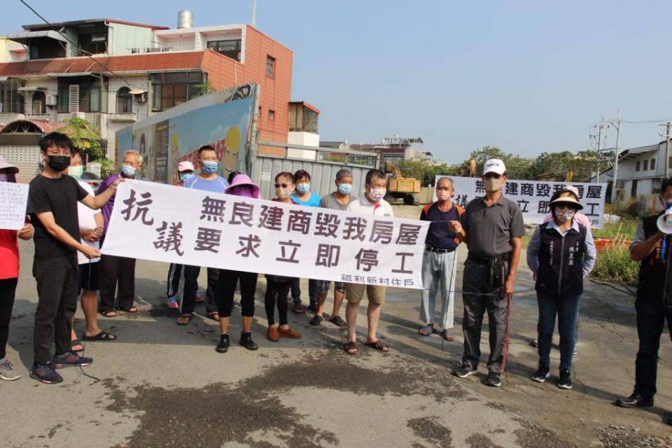 斗南十多位住戶拉白布條，抗議建商「毀我房屋」立即停工。（記者陳正芬攝）