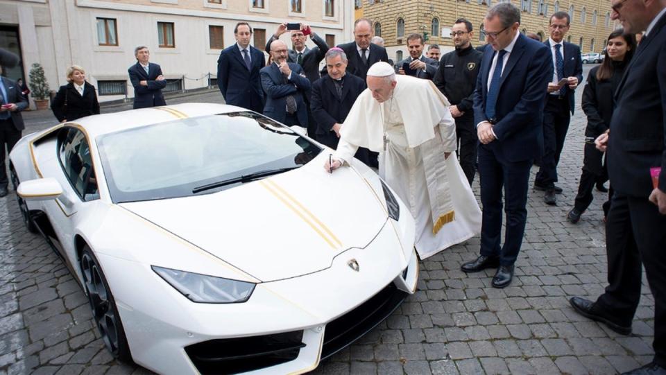 La Lamborghini messa all'asta da Papa Francesco 