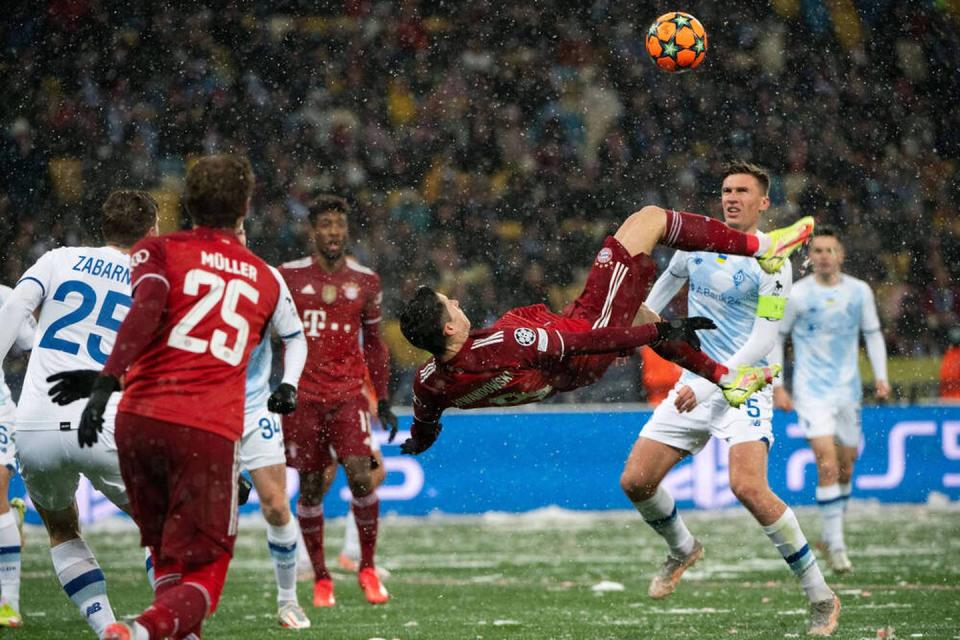 Lewandowski erzielt per traumhaften Fallrückzieher die 1:0-Führung für die Bayern.