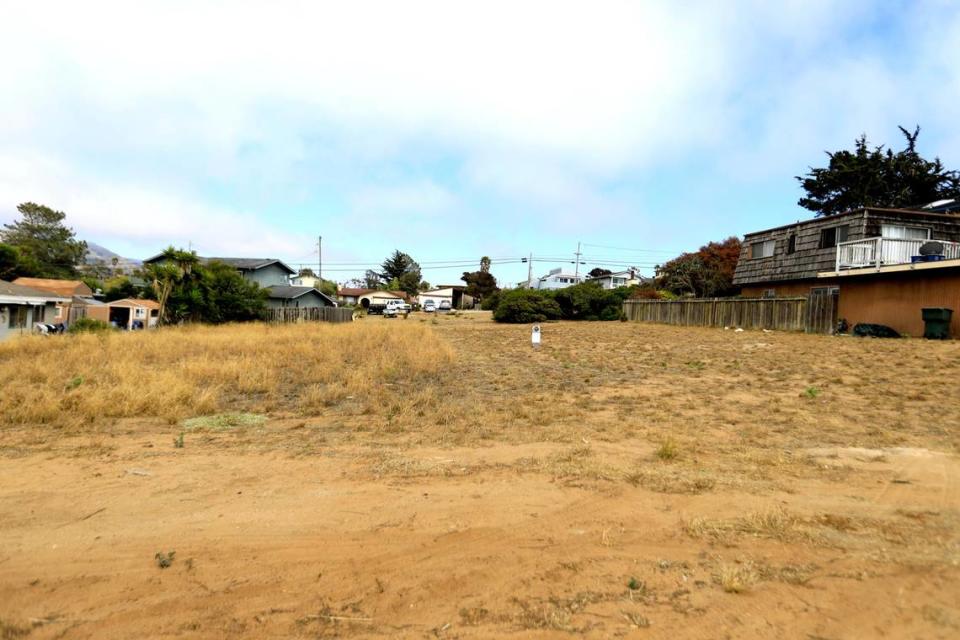 An empty lot between two homes on 1300 block of 10th Street. The basin that serves as Los Osos’ source of drinking water is contaminated by nitrates and sea water intrusion. San Luis Obispo County plans for more homes.