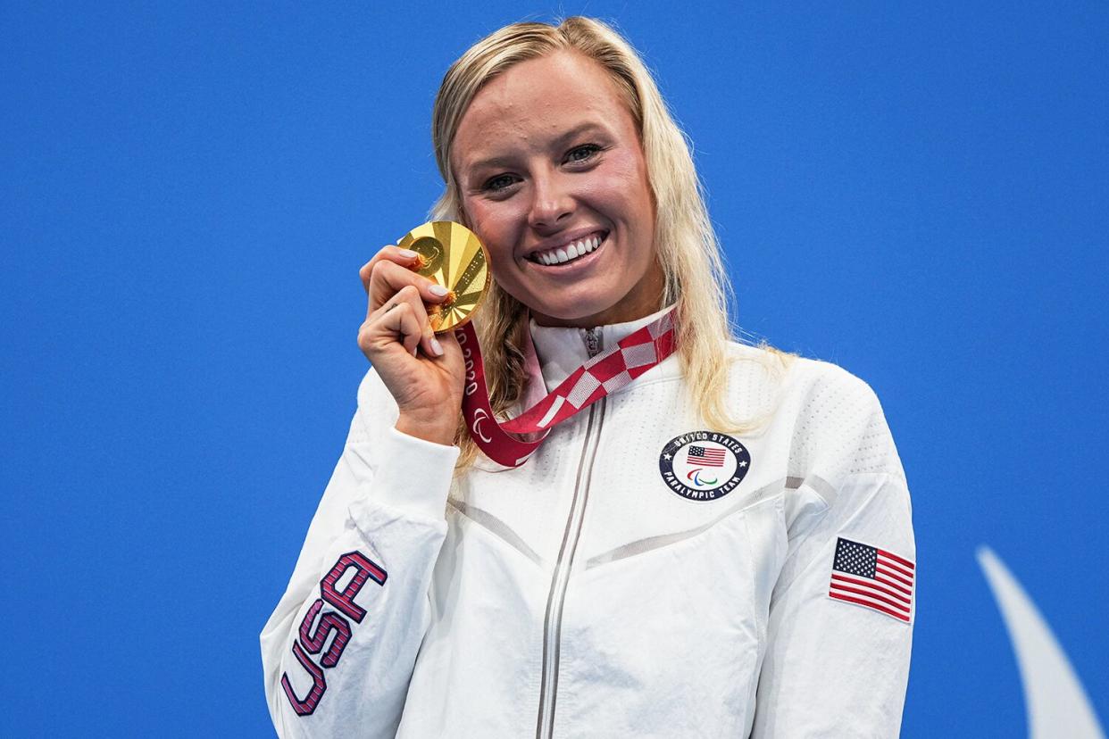 Gold medallist USA's Jessica Long poses during the victory ceremony of the women's 200m individual medley (SM8) swimming event during the Tokyo 2020 Paralympic Games at the Tokyo Aquatics Centre in Tokyo on August 28, 2021.