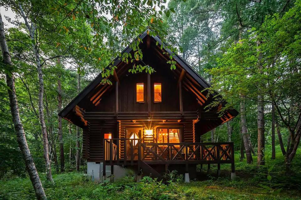 「適合情侶和家庭入住的優雅僻靜小木屋」地處海拔1,300公尺高的原始森林，是親進大自然的最佳選擇。（Airbnb提供）