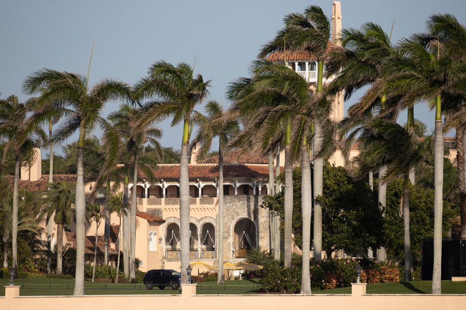 El complejo Mar-a-Lago del ex presidente Donald Trump donde reside después de dejar la Casa Blanca el 13 de febrero de 2021 en Palm Beach, Florida