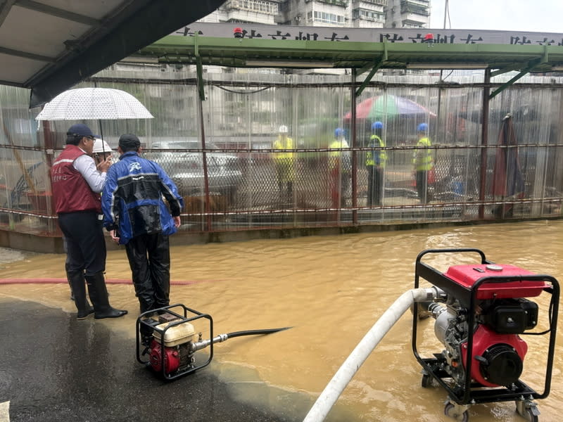 瞬間大雨宣洩不及  汐止巷子如小河 受鋒面影響，新北市18日上午各地下起大雨，汐止區 茄苳路一處建築工地未做好排水，造成周邊巷子積 水，汐止區公所工務課調動抽水機前往排除積水。 （汐止區公所提供） 中央社記者黃旭昇新北傳真  113年4月18日 