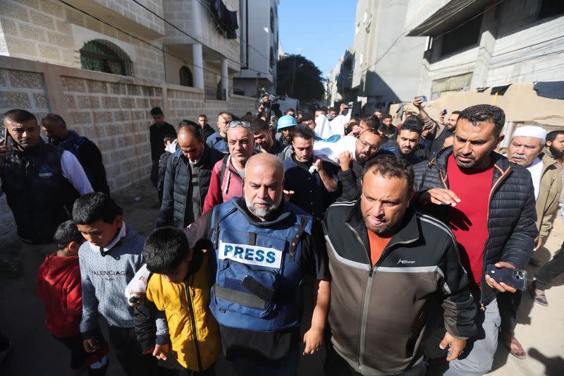 El periodista de Al Jazeera Wael Al-Dahdouh asiste al funeral de su hijo, el periodista palestino Hamza Al-Dahdouh, después de que Hamza muriera en un ataque israelí, en Rafah, en el sur de la Franja de Gaza