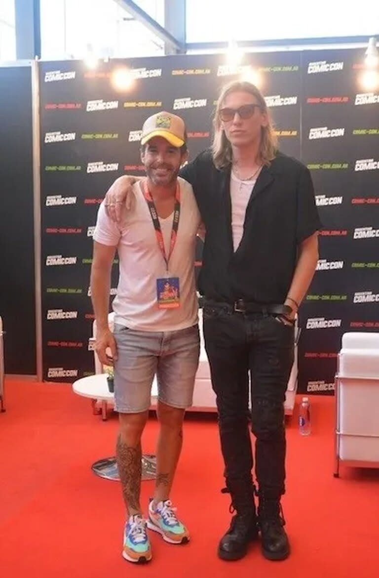 Nicolás Cabré junto al actor Jamie Campbell Bower