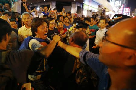 An anti-Occupy Central protester (L) argues with pro-democracy protesters on a main street at Hong Kong's Mongkok shopping district October 3, 2014.REUTERS/Carlos Barria